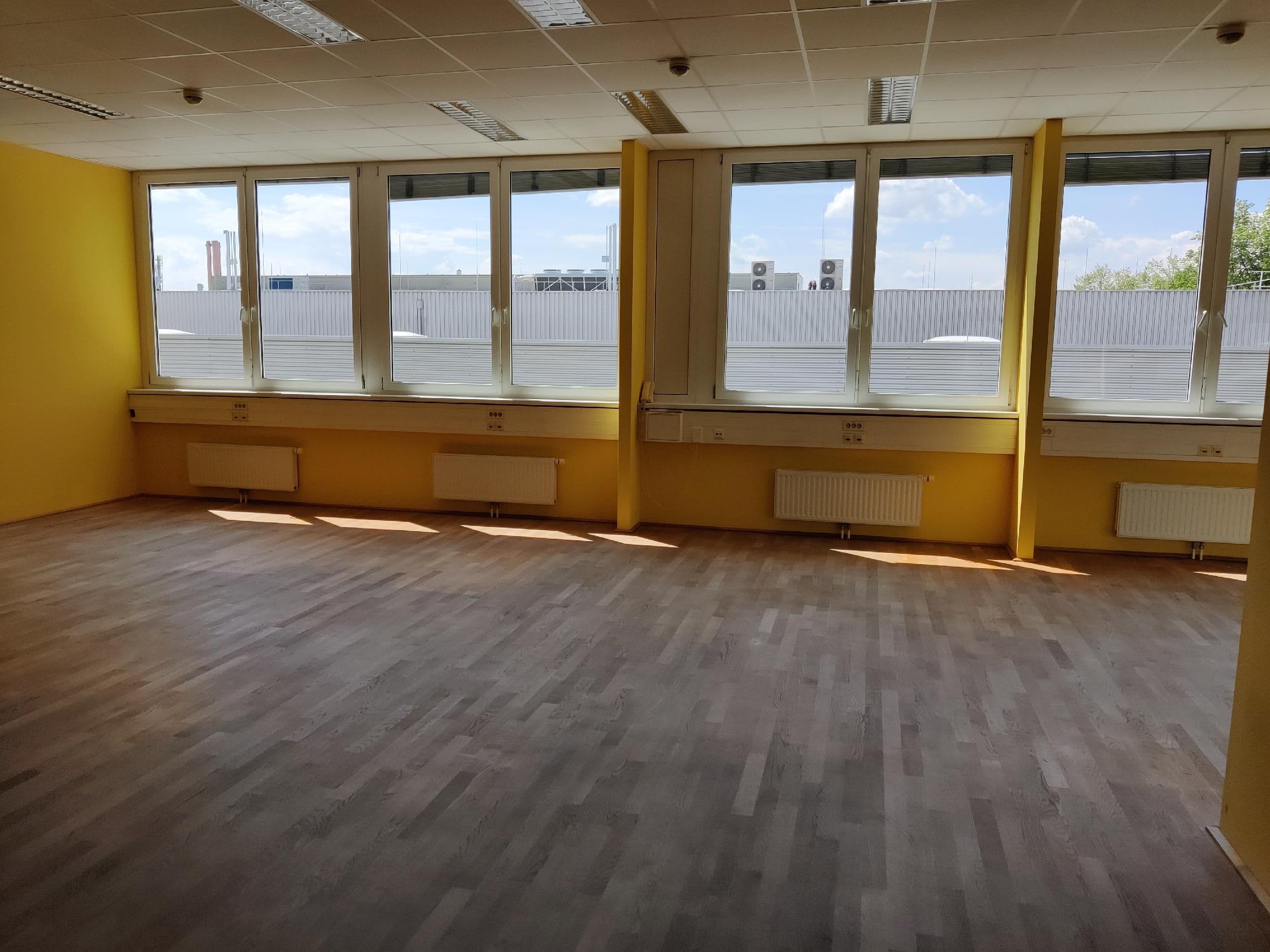Raum für Fitness, Yoga, Massagestudio klimatisiert mit Duschen und WC´s im BIZ Wels