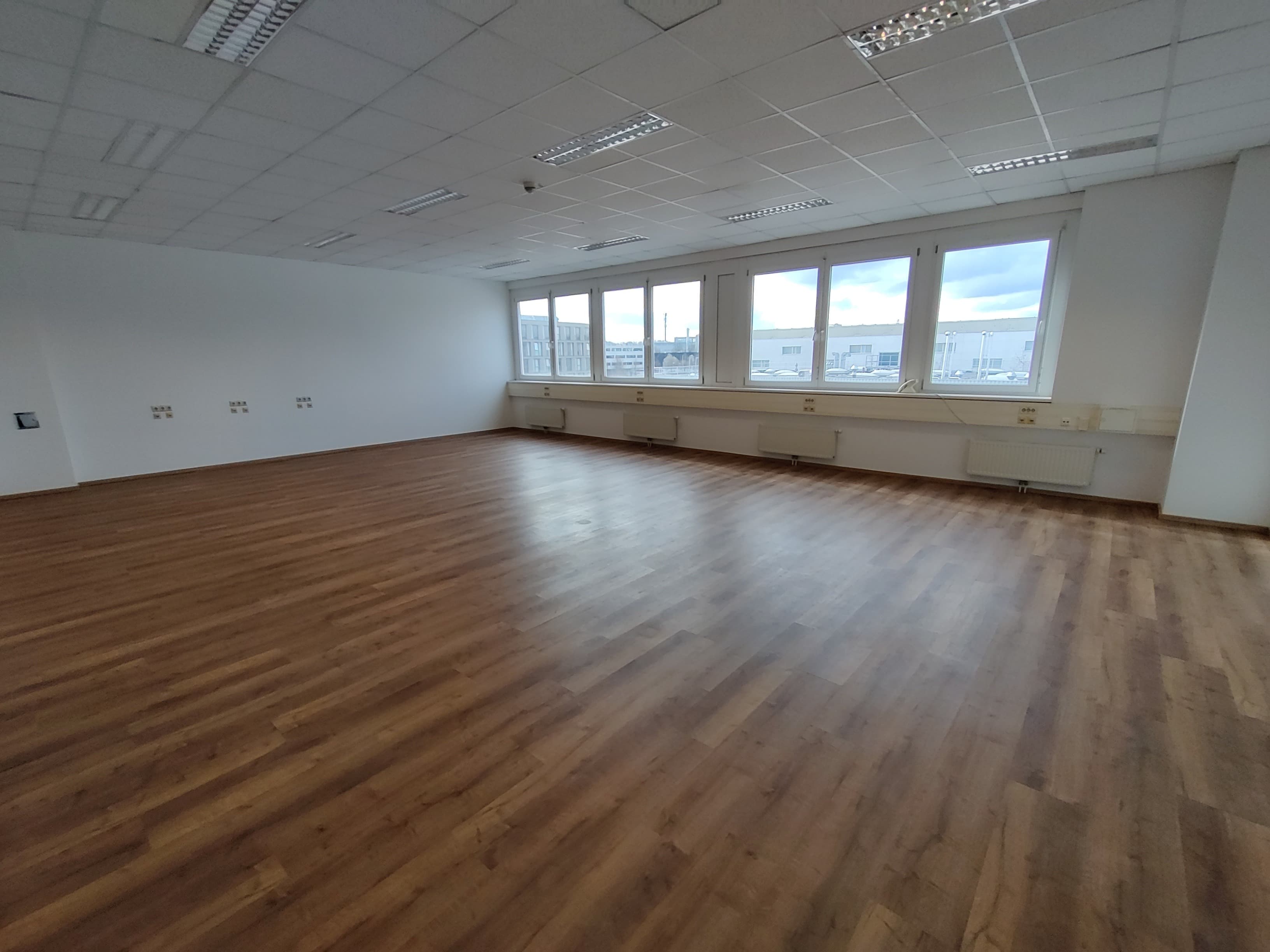 Helles Großraumbüro mit Holzoptikboden Top 2N15