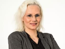 Frau Eva Hartl